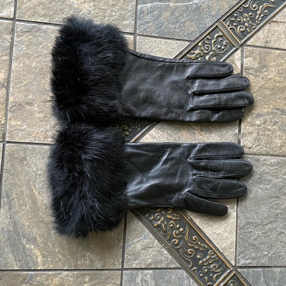 Black Leather Gloves with Rabbit Fur Trim Size 7 - Picture 2 of 3